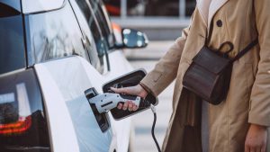 Cuánto cuesta cargar un coche eléctrico en la calle