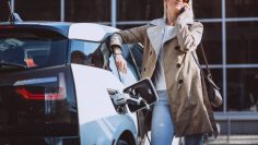 cuanto tarda cargar coche electrico